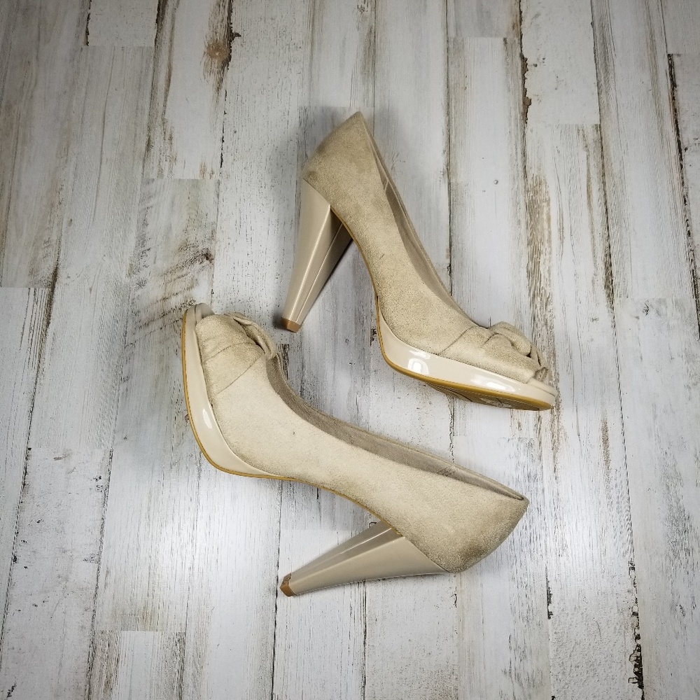 Fioni Peep Toe Bow Size 7 Beige/Tan Suede Heels - Picture 2 of 6